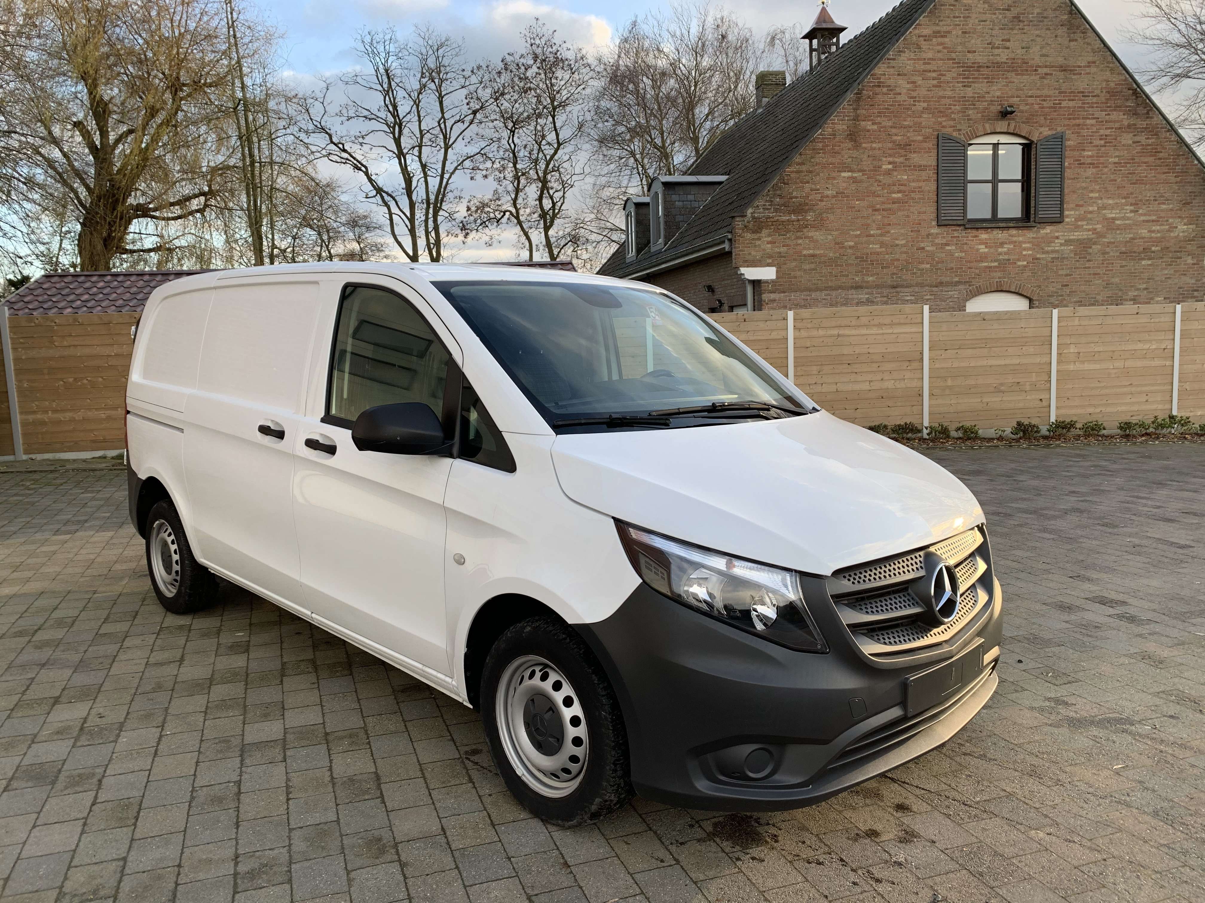 Vehicle lot 486